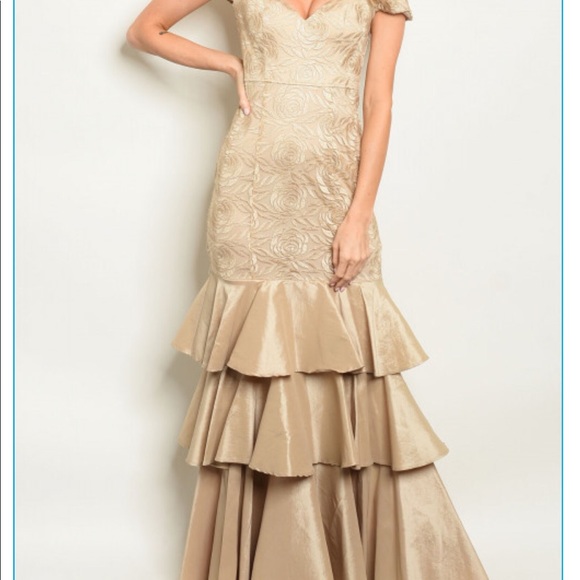 Dresses & Skirts - 🆕Prom Bridesmaid Short Ruffled Beige lace gown.